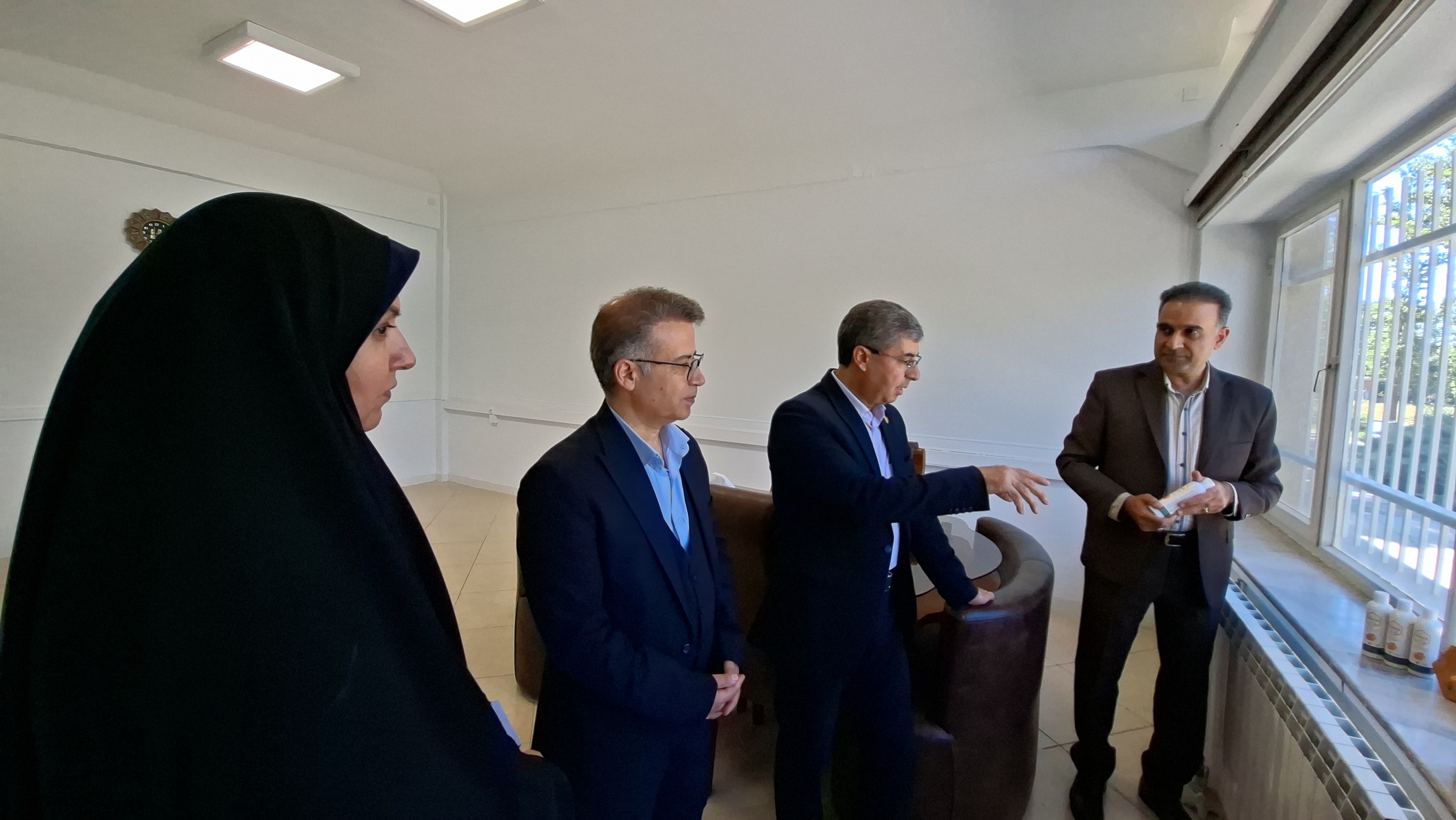 بازدید دکتر کمال قاسمی بزدی، مشاور معاون وزیر و مدیرکل حوزه ریاست سازمان تحقیقات، آموزش و ترویج کشاورزی (تات)، از واحدهای فناور و دانش‌بنیان پارک ملی علم و فناوری کشاورزی